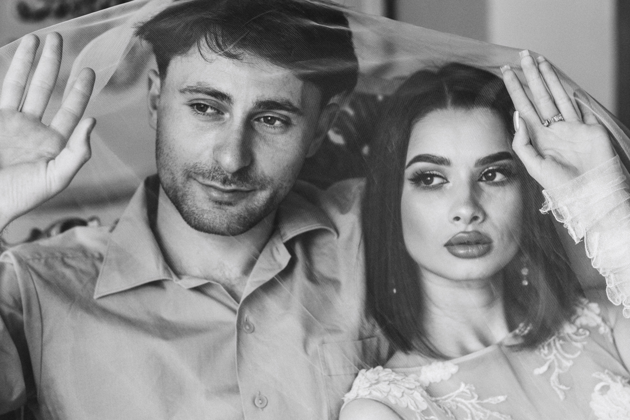 жених с невестой под фатой свадебная фотосессия